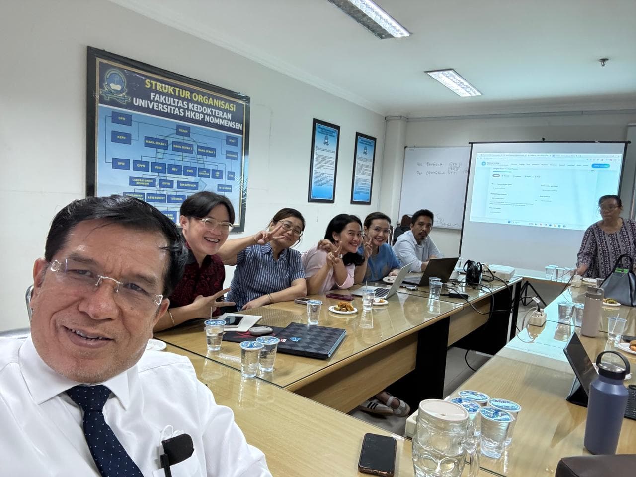 Dokumentasi panitia dalam rapat finalisasi publikasi PINMAS IV 2026.