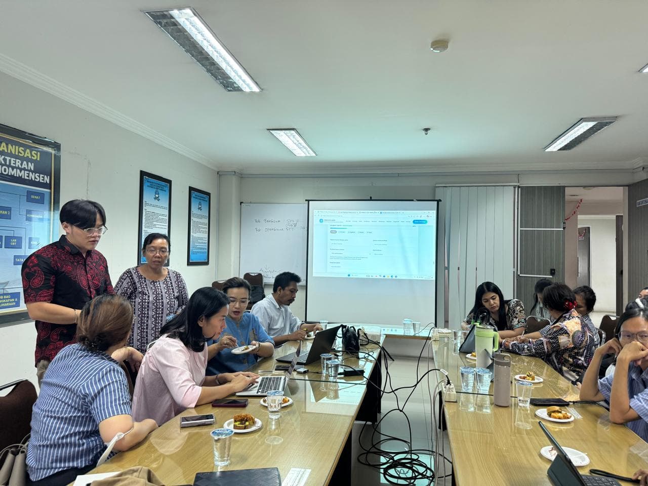 Diskusi teknis panitia terkait website registrasi dan kelengkapan informasi acara.